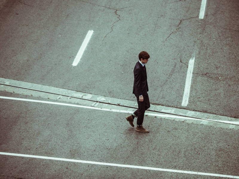 alejandroescamilla-dude-walkin